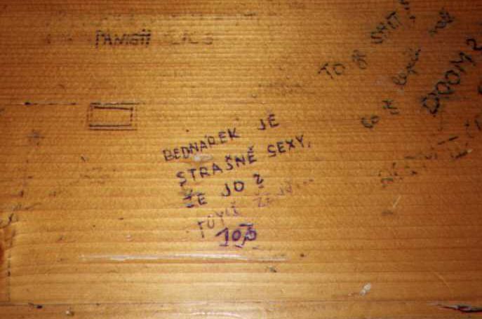 Jedna z mnoha vyzdob lavice, pravděpodobně M1